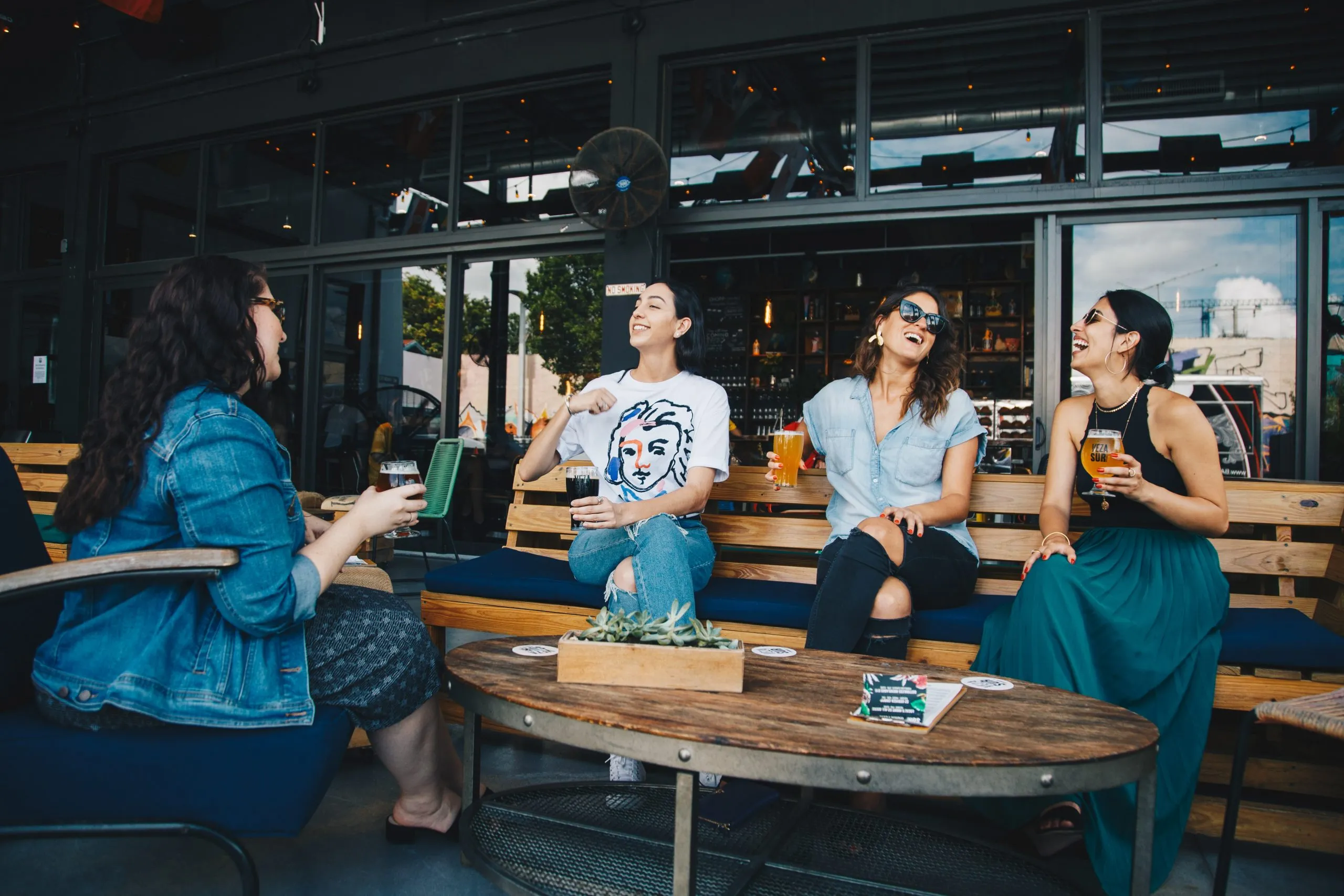 Chicas tomando una cerveza