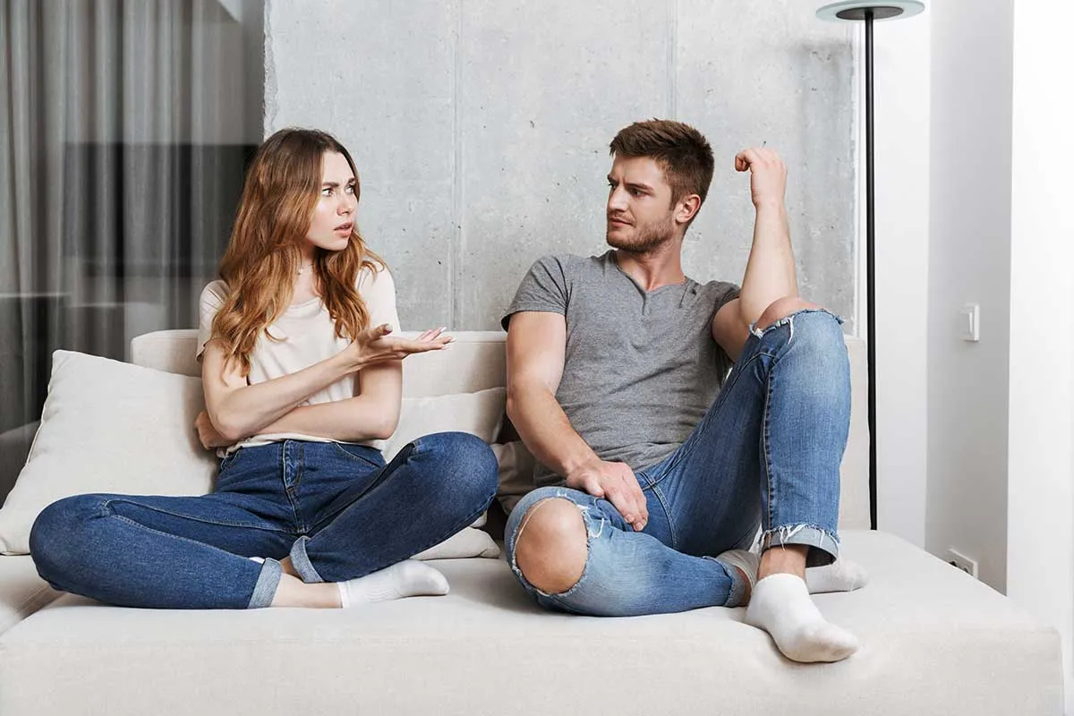 Pareja discutiendo