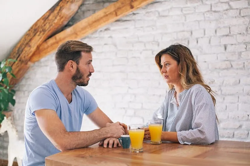 Pareja hablando