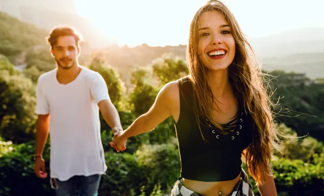 pareja de la mano